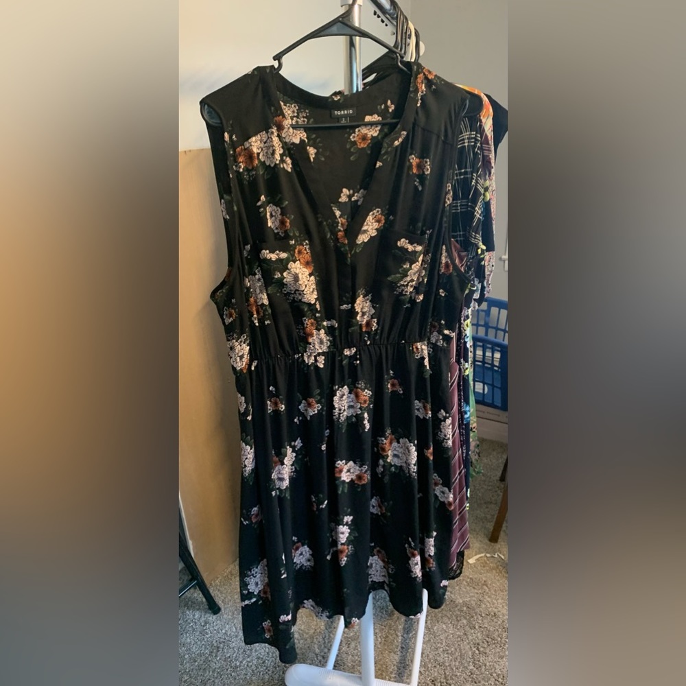 EUC Torrid Chiffon Floral Dress Size 2